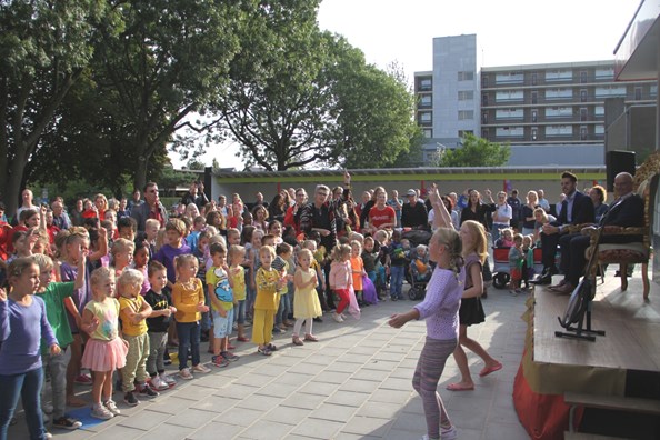 De Meander - offici&#235;le opening dans op het kleurenlied